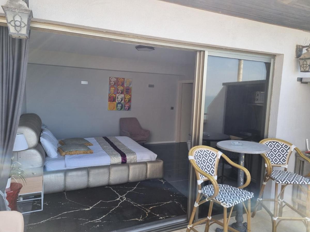 Penthouse Apartment On The Beach بات يام المظهر الخارجي الصورة