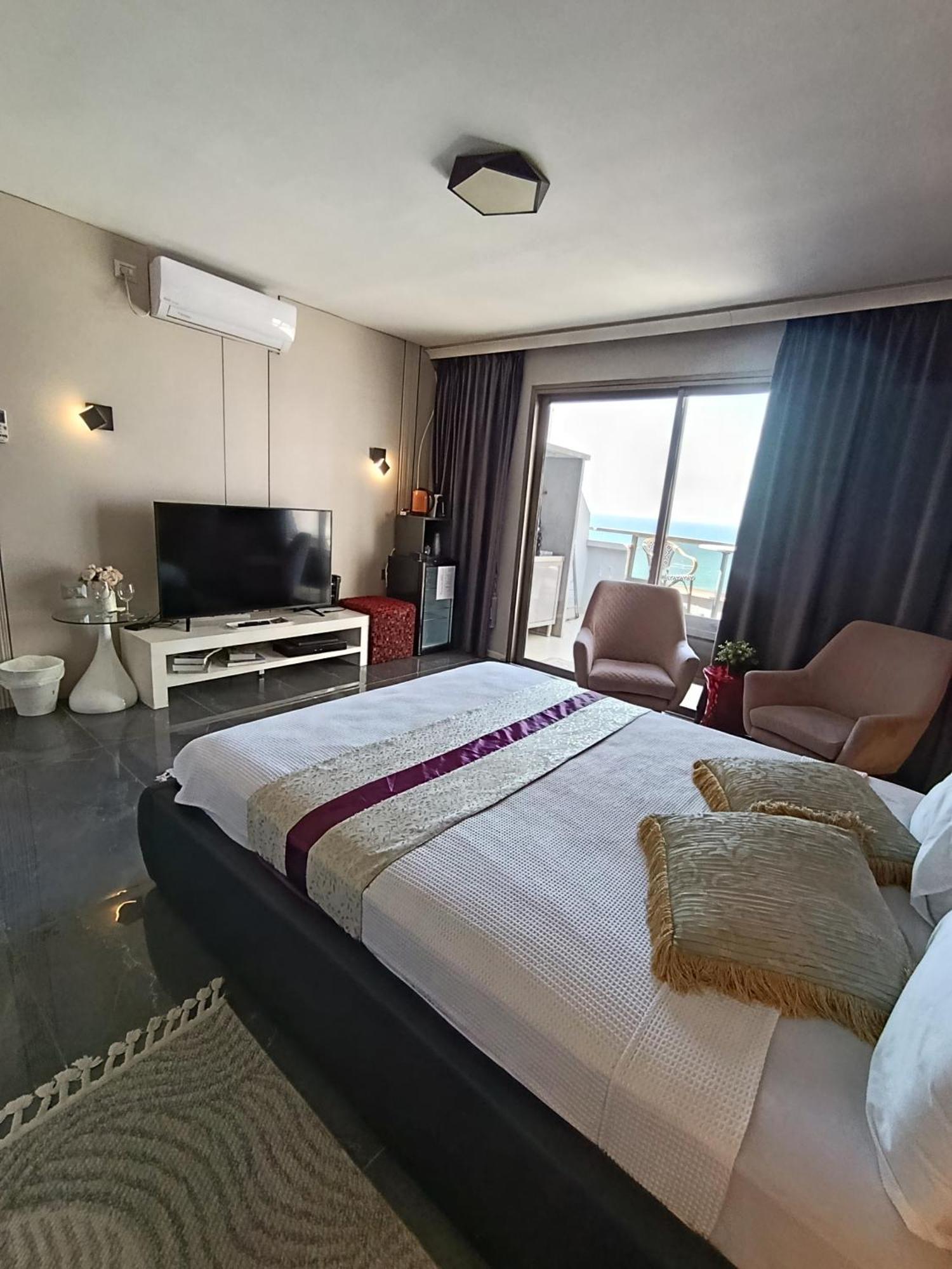 Penthouse Apartment On The Beach بات يام المظهر الخارجي الصورة