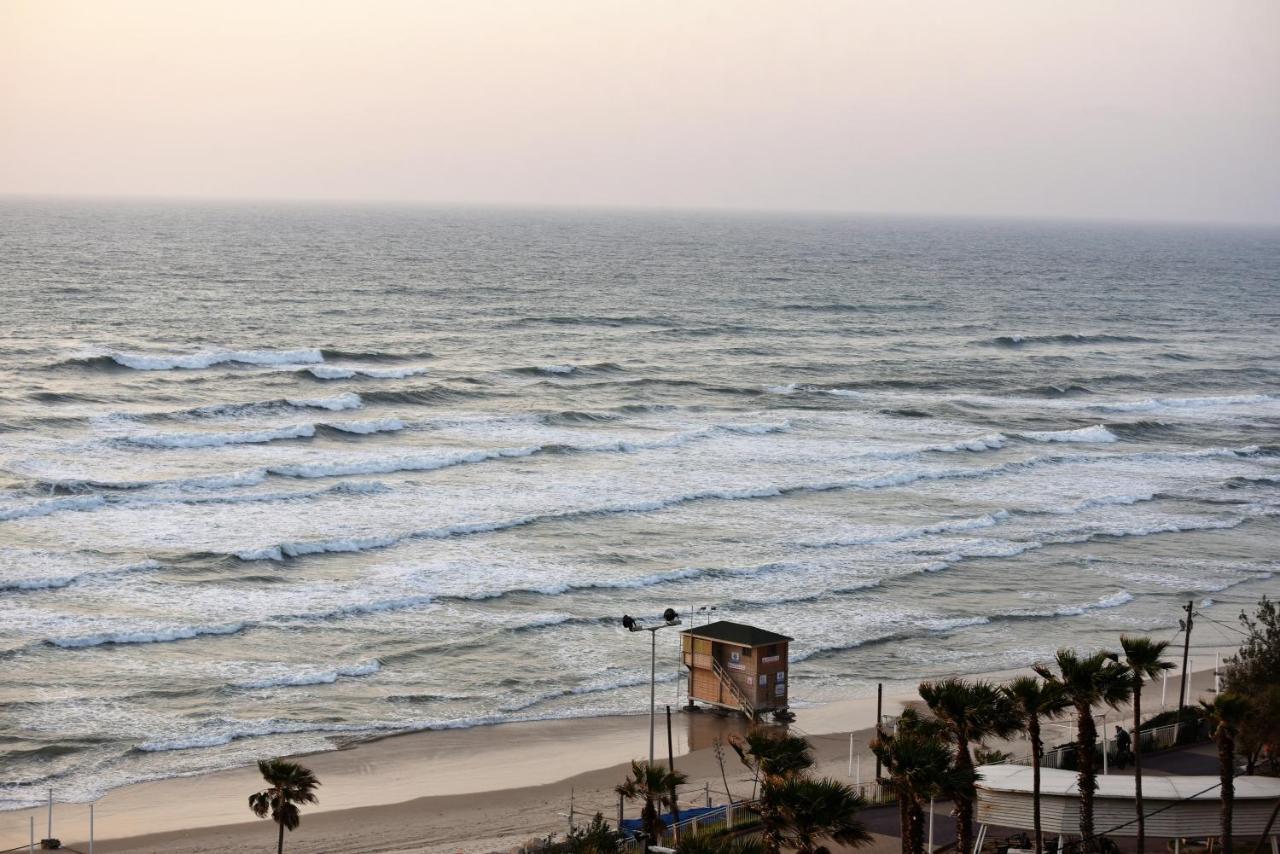 Penthouse Apartment On The Beach بات يام المظهر الخارجي الصورة