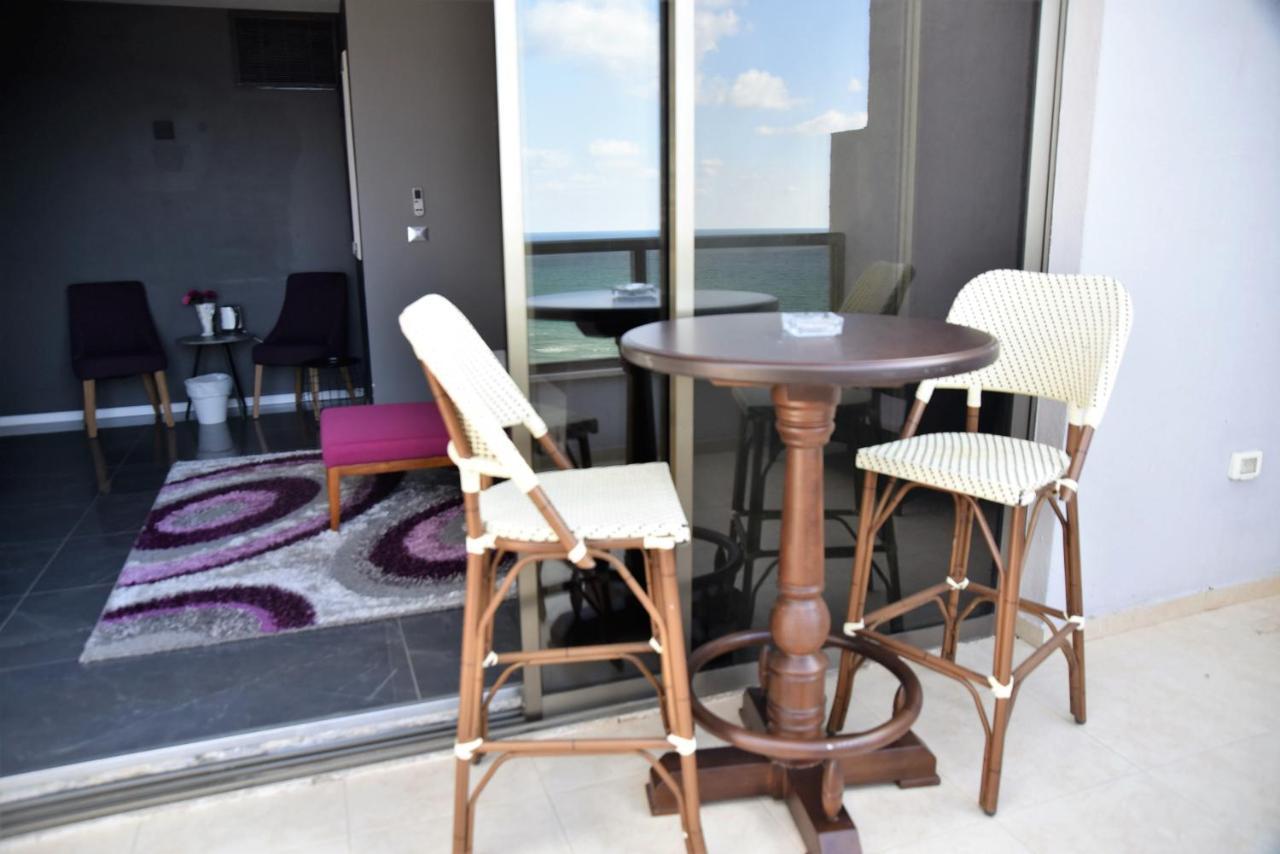 Penthouse Apartment On The Beach بات يام المظهر الخارجي الصورة