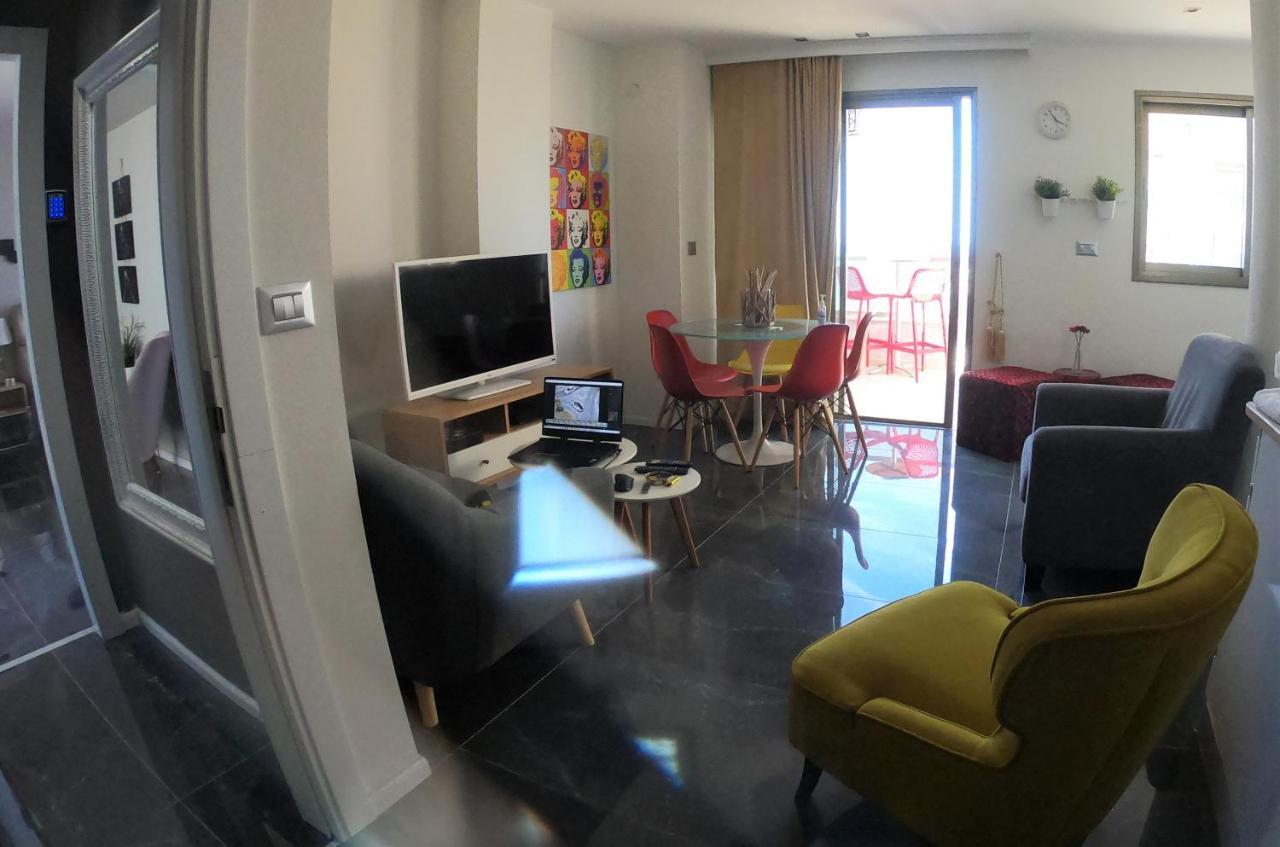 Penthouse Apartment On The Beach بات يام المظهر الخارجي الصورة